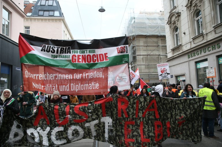 pic-45413-1742659793 VIENNA, AUSRITA - MARCH 22: People gather on Mariahilfer Street with Palestinian flags and banners to react to Israel's breaking of the ceasefire and resumption of attacks on Gaza Strip in Vienna, capital of Austria on March 22, 2025. ( Aşkın Kıyağan - Anadolu Agency )