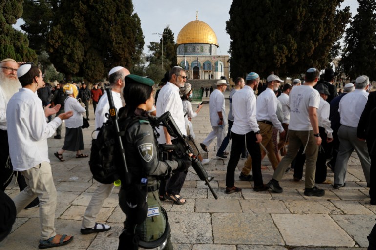 pic-885541-1740599503 Jewish visitors are seen at the compound that houses Al-Aqsa Mosque, known to Muslims as Noble Sanctuary and to Jews as Temple Mount, while tension arises during clashes in Jerusalem's Old City, April 9, 2023. REUTERS/Ammar Awad