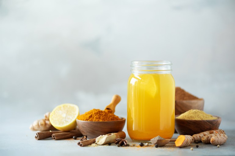 shutterstock_1280956753-copy هذا ما يحدث لجسم الإنسان بعد تناول الكركم!