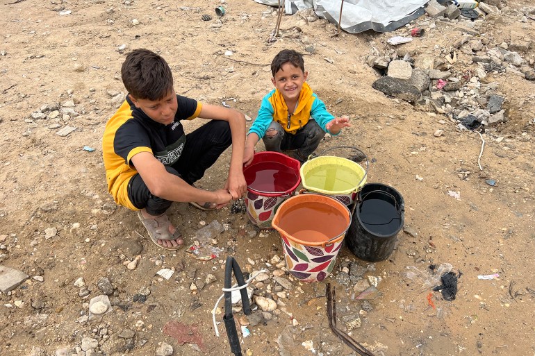 10-1744044660 الأطفال في غزة يتحملون عبئا كبيرا في البحث عن مصادر المياه وتعبئتها لأسرهم