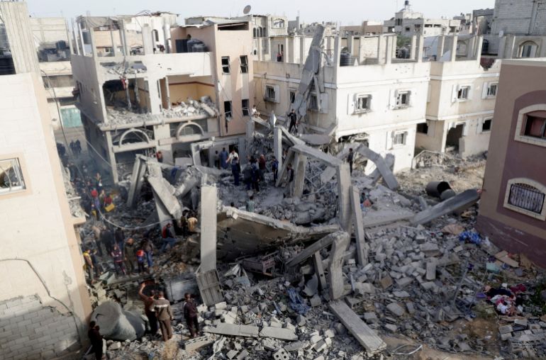 2025za-1745580002 Palestinians inspect the site of an Israeli strike on a house, in Khan Younis in the southern Gaza Strip April 22, 2025. REUTERS/Hatem Khaled