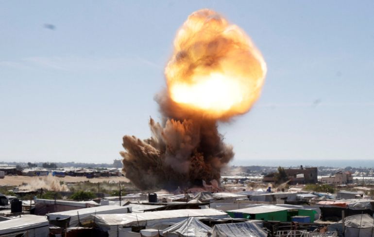 202ans-gaza-1745579989 A view shows an explosion during an Israeli strike at a tent camp sheltering displaced people, in Khan Younis, southern Gaza Strip, April 19, 2025. REUTERS/Hatem Khaled
