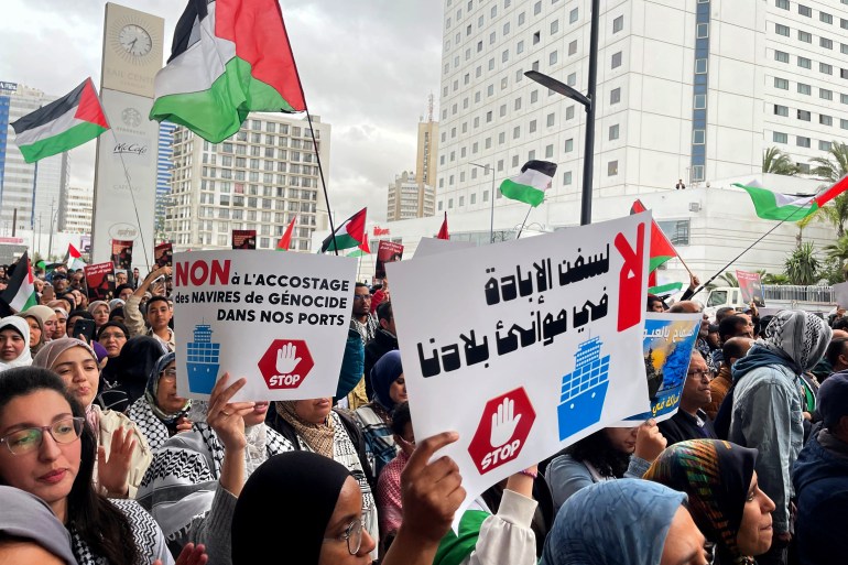 6-1745064377-1 مغاربة يحتجون بميناء الدار البيضاء على رسو سفينة متجهة لإسرائيل