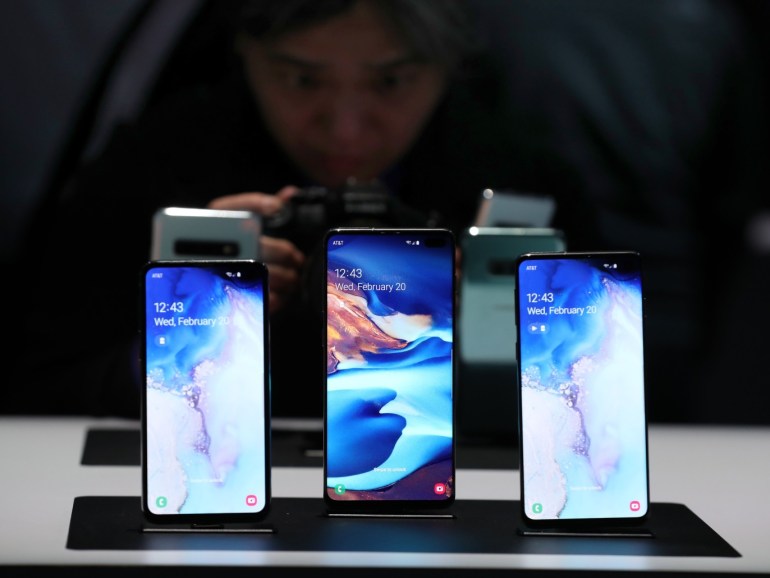 SAN FRANCISCO, CALIFORNIA - FEBRUARY 20: (L-R) The new Samsung Galaxy S10e, Galaxy S10+ and the Galaxy S10 smartphones are displayed during the Samsung Unpacked event on February 20, 2019 in San Francisco, California. Samsung announced a new foldable smartphone, the Samsung Galaxy Fold, as well as a new Galaxy S10 and Galaxy Buds earphones. Justin Sullivan/Getty Images/AFP== FOR NEWSPAPERS, INTERNET, TELCOS & TELEVISION USE ONLY ==