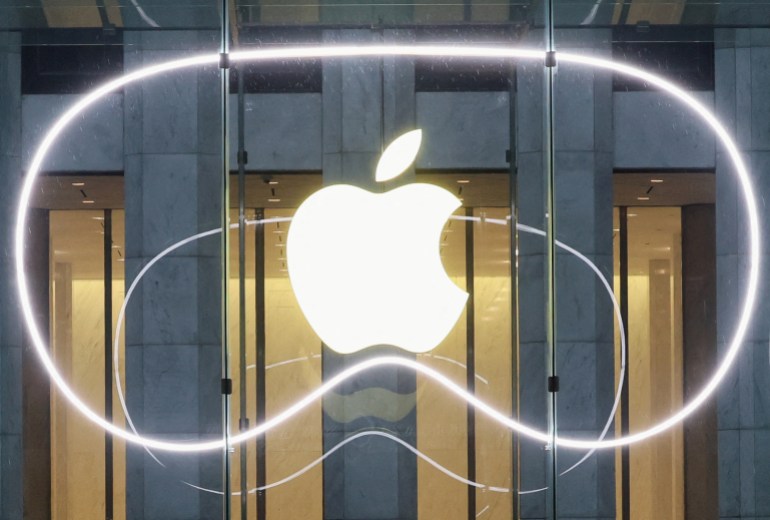 98700-1715096435 FILE PHOTO: A logo is pictured outside the Apple Fifth Avenue store as Apple's Vision Pro headset is presented there, in Manhattan in New York City, U.S., February 2, 2024. REUTERS/Brendan McDermid/File Photo