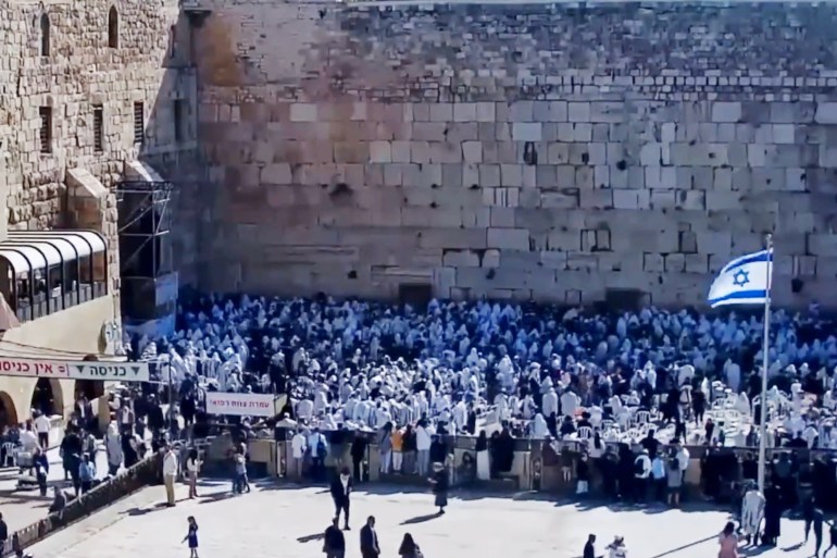 آلاف المستوطنين يقتحمون ساحة حائط البراق غربي المسجد الأقصى ويؤدون طقوساً تلمودية في رابع أيام عيد الفصح العبري
