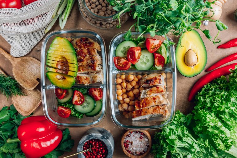 adobestock_322222523-1745674460 Healthy meal prep containers with chickpeas, chicken, tomatoes, cucumbers and avocados. Healthy lunch in glass containers on beige rustic background. Zero waste concept. Selective focus. المصدر: أدوبي ستوك