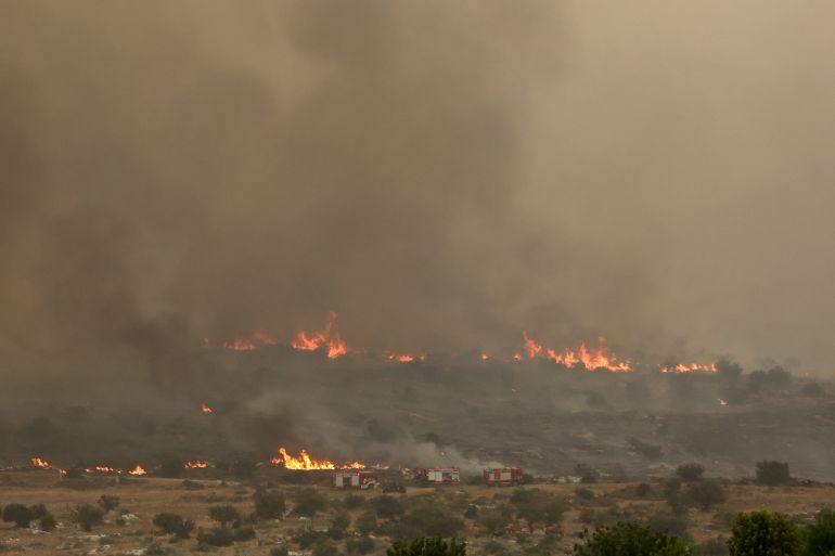 afp_6812553f3c4f-1746031935 Flames engulf vegetation during a forest fire near the central Israeli town of Bet Shemesh on April 30, 2025. (Photo by Ahmad GHARABLI / AFP)