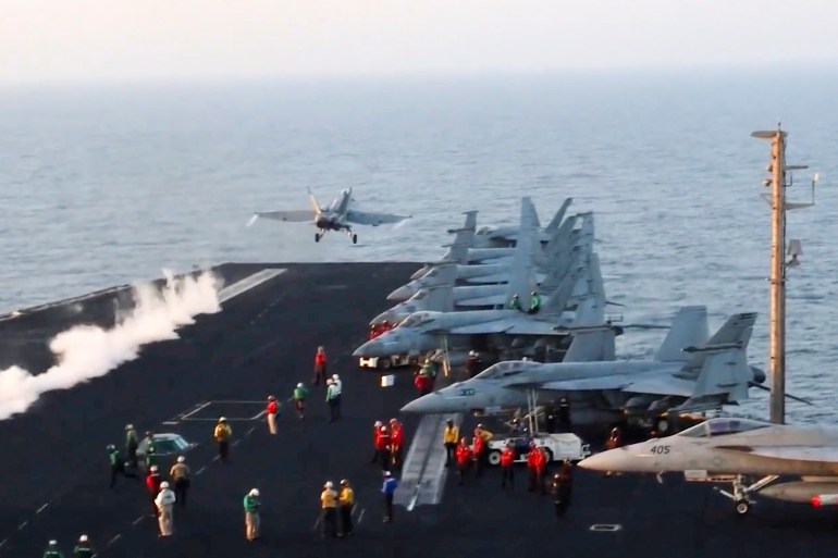 ap_67f05be2be344-1743805410-1 Esta imagen tomada de un video proporcionado por la Armada de Estados unidos muestra un avión despegando del portaaviones USS Harry S. Truman en el mar Rojo antes de ataques aéreos en Saná, Yemen, el sábado 15 de marzo de 2025. (Armada de EEUU via AP)