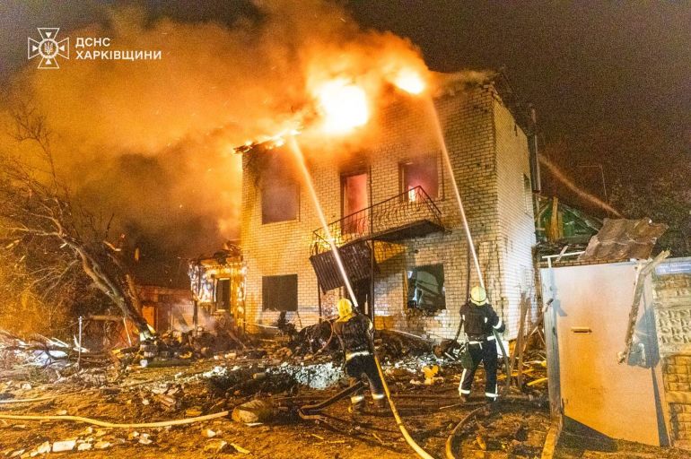 ap_6812397f1752c-1746024831 En esta imagen, proporcionada por el Servicio de Emergencias de Ucrania, personal de emergencias trabaja en la extinción de un incendio tras un ataque ruso en Járkiv, Ucrania, el 30 de abril de 2025. (Servicio de Emergencias de Ucrania vía AP)