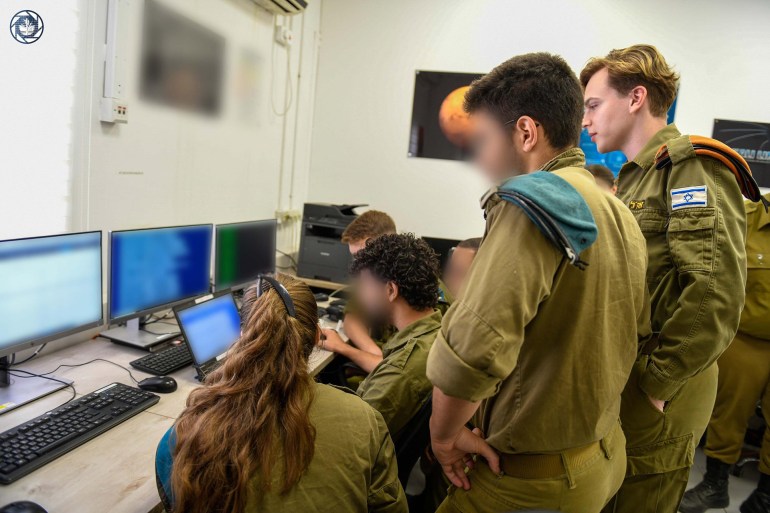 c4i9855-1744896713 روبوت دردشة من تطوير الجيش الإسرائيلي (يديعوت أحرنوت)