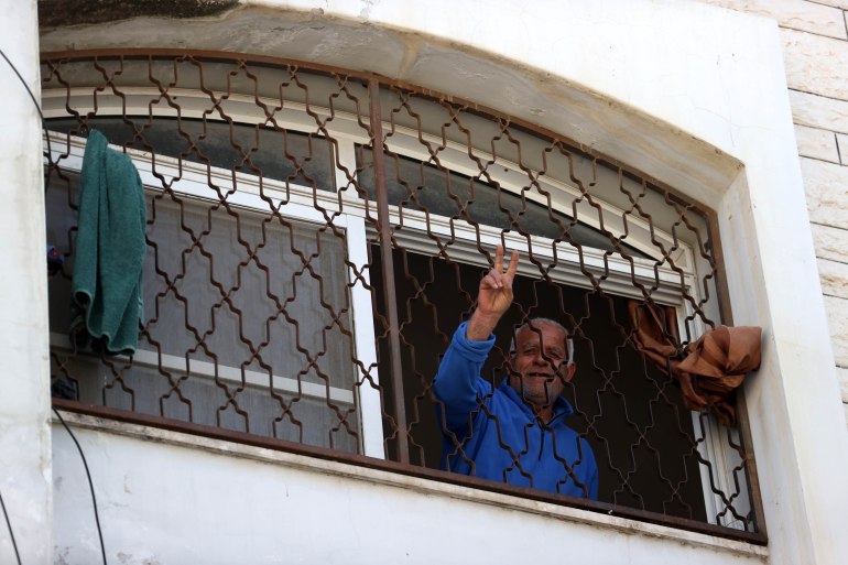 بأوضاع مأساوية تستقبل عائلة الفلسطيني مروان أبو كباش عيد الفطر الذي يحل بعد أيام، بعدما نزحت قسرا من مخيم طولكرم للاجئين شمال الضفة الغربية المحتلة، جراء العملية العسكرية الإسرائيلية المتواصلة بالمنطقة. ومنذ أكثر من شهرين تقيم العائلة في غرفة داخل مبنى "نادي طولكرم الثقافي" وسط ظروف إنسانية صعبة بلا أي مقومات للحياة، حيث باتت تعتمد بشكل كامل على المساعدات. حال هذه العائلة لا يختلف كثيرا عن مصير أكثر من 40 ألف فلسطيني قالت وكالة غوث وتشغيل اللاجئين "أونروا" إنهم نزحوا من مخيمات شمالي الضفة جراء تواصل الهجوم الإسرائيلي. ( Issam Rimawi - وكالة الأناضول )