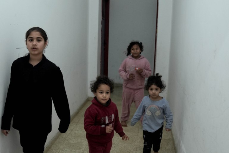 بأوضاع مأساوية تستقبل عائلة الفلسطيني مروان أبو كباش عيد الفطر الذي يحل بعد أيام، بعدما نزحت قسرا من مخيم طولكرم للاجئين شمال الضفة الغربية المحتلة، جراء العملية العسكرية الإسرائيلية المتواصلة بالمنطقة. ومنذ أكثر من شهرين تقيم العائلة في غرفة داخل مبنى "نادي طولكرم الثقافي" وسط ظروف إنسانية صعبة بلا أي مقومات للحياة، حيث باتت تعتمد بشكل كامل على المساعدات. حال هذه العائلة لا يختلف كثيرا عن مصير أكثر من 40 ألف فلسطيني قالت وكالة غوث وتشغيل اللاجئين "أونروا" إنهم نزحوا من مخيمات شمالي الضفة جراء تواصل الهجوم الإسرائيلي. ( Issam Rimawi - وكالة الأناضول )