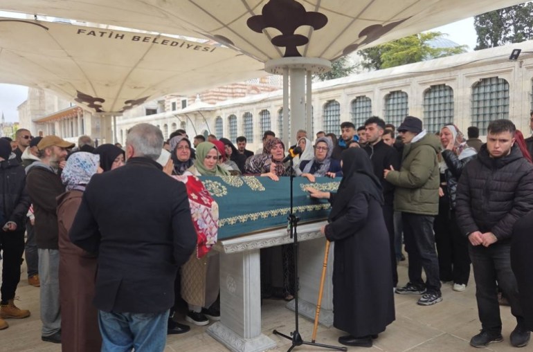 تشييع جثمان امرأة طعنت حتى الموت على يد صديقها الممثل في مسلسل تلفزيوني في الفاتح