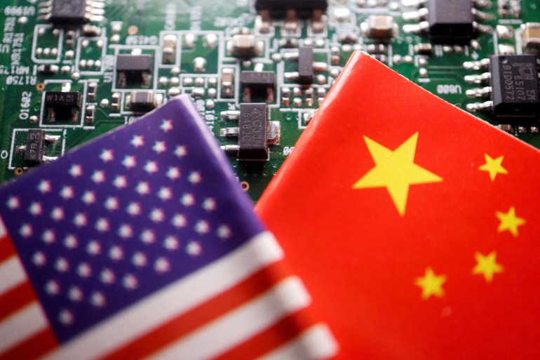 Flags of China and US are displayed on a printed circuit board with semiconductor chips, in this illustration picture taken February 17, 2023. Photo: REUTERS/Florence Lo/Illustration/File Photo