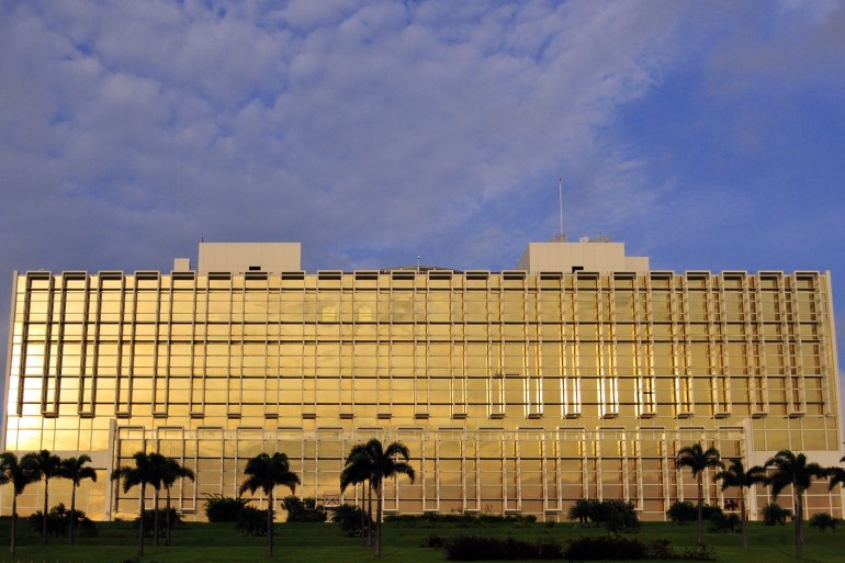 gettyimages-471787381-1694496130-1 Gabonese Presidential Palace reflecting the late afternoon sun on its golden curtain glass façade. Waterfront avenue - Front de Mer - Boulevard de l'Indépendance. Libreville, Estuaire Province, Gabon. Golden hour shot.