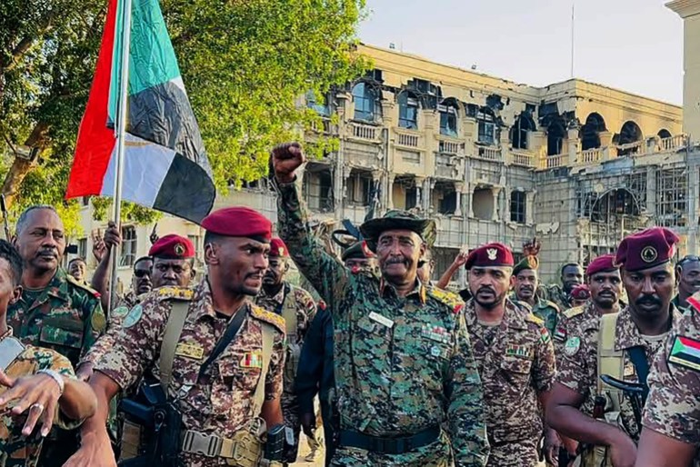 لأول مرة منذ اندلاع الحرب، البرهان يحط بطائرته داخل مطار الخرطوم، ويعلنها من القصر الجمهوري: “الخرطوم حرة”!