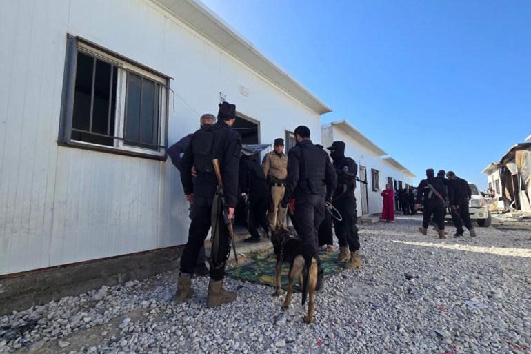 go1erwoxyaag0pb-1744999781 وزارة الداخلية: نفذت إدارة الأمن العام حملة أمنية منظّمة في عدد من أحياء محافظة اللاذقية، استهدفت من خلالها الخارجين عن القانون والمطلوبين للعدالة.