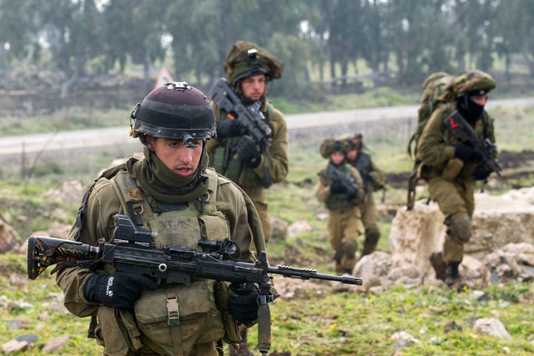 Israeli soldiers from the Golani Brigade take part in a military training exercise in the Israeli-annexed Golan Heights near the border with Syria on January 19, 2015. Iran confirmed today that a general of its elite Revolutionary Guards died in an Israeli strike on Syria that also killed six members of Lebanese militant group Hezbollah. AFP PHOTO / JACK GUEZ (Photo by JACK GUEZ / AFP)