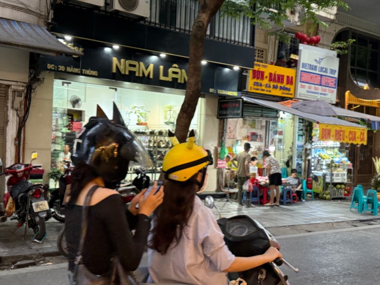 image-1-1745212178 خوذات الخوتوسيكل في هانوي على كل لون وشكل vietnam hanoi فيتنام