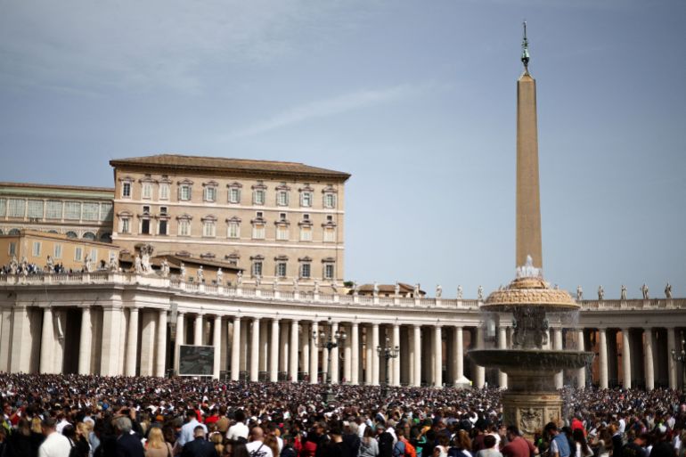 rc2k1eas2pti-1745242269 Faithful gather in St. Peter's Square on the day of Easter Sunday Mass at the Vatican, April 20, 2025. REUTERS/Claudia Greco TPX IMAGES OF THE DAY