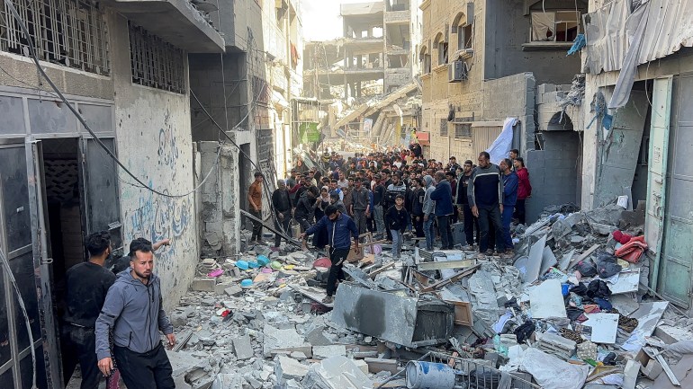 reuters_67f7ddd3-1744297427 Palestinians inspect damage at the site of an Israeli strike on a house in Shejaia, in Gaza City, April 10, 2025. REUTERS/Stringer
