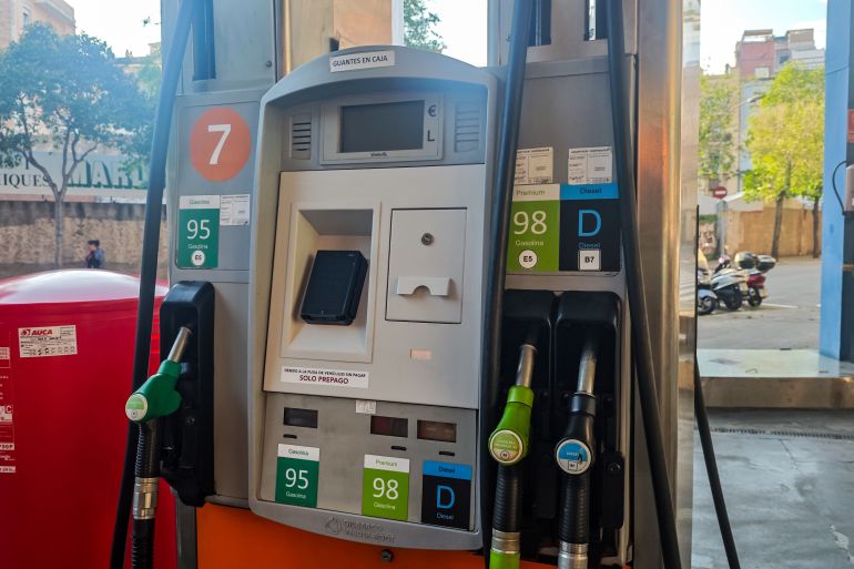 spain8-1745867010 BARCELONA, SPAIN - APRIL 28: A view of a gas station as a widespread power outage strikes Spain and Portugal around midday Monday while the causes are still unknown in Barcelona, Spain on April 28, 2025. ( Gian Marco Benedetto - Anadolu Agency )