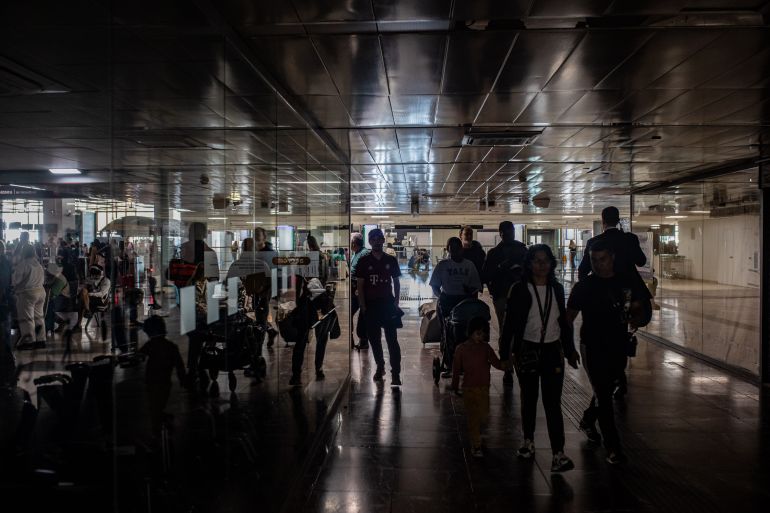 spain8-1745869219 BARCELONA, SPAIN - APRIL 28: Sants train station have been evacuated as a widespread power outage strikes Spain and Portugal around midday Monday while the causes are still unknown in Barcelona, Spain on April 28, 2025. ( Gian Marco Benedetto - Anadolu Agency )
