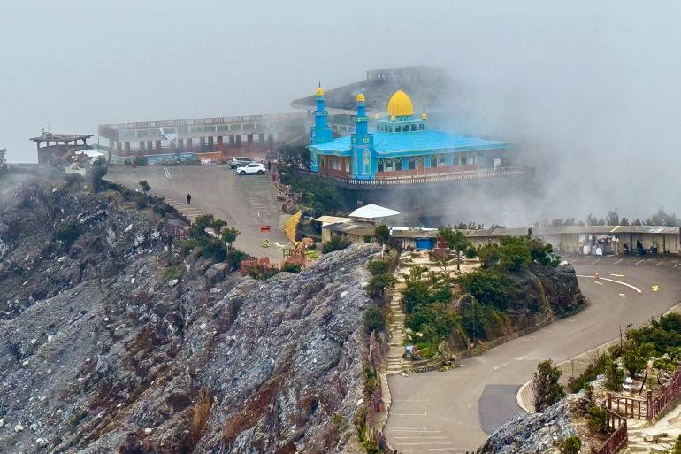 FILED - A bright blue mosque on the edge of the Ratu crater. Photo: Carola Frentzen/dpa-tmn
