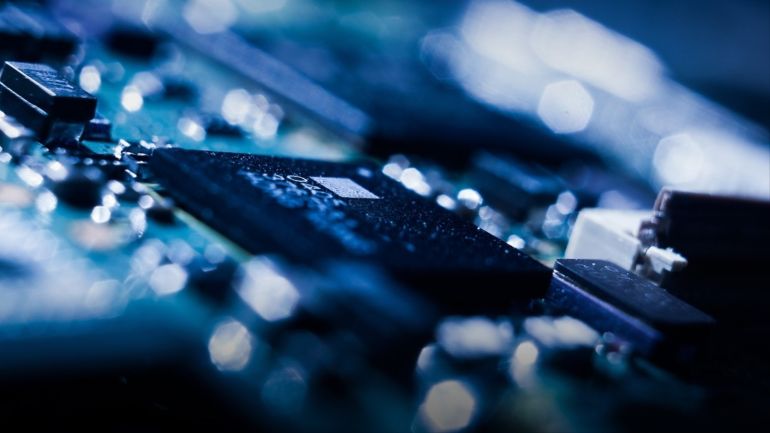 إرسال البيانات بسرعة الضوء بدلا من النقل المعدني يرفع قدرات الشرائح أكثر من ألف مرة مع الحفاظ على درجة الحرارة (بيكساباي)