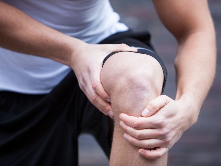 الحركة مهمة لمرضى تآكل مفصل الركبة؛ حيث إنها تخفف المتاعب من ناحية وتعمل على تقوية المفاصل وتحسين وظيفتها من ناحية أخرى. (النشر مجاني لعملاء وكالة الأنباء الألمانية “dpa”. لا يجوز استخدام الصورة إلا مع النص المذكور وبشرط الإشارة إلى مصدرها.) عدسة: dpa صور: Christin Klose/dpa-tmn/dpa