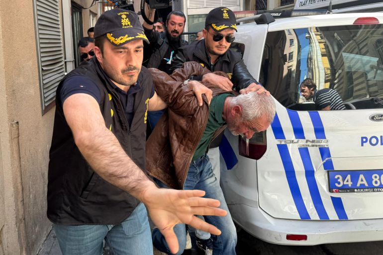 54tydf-1746365860 CHP Genel Başkanı Özgür Özel'e saldırıda bulunan şüpheli S.T., Beyoğlu İlçe Emniyet Müdürlüğü'ndeki işlemlerinin ardından İstanbul Asayiş Şube Müdürlüğü'ne sevk edildi.