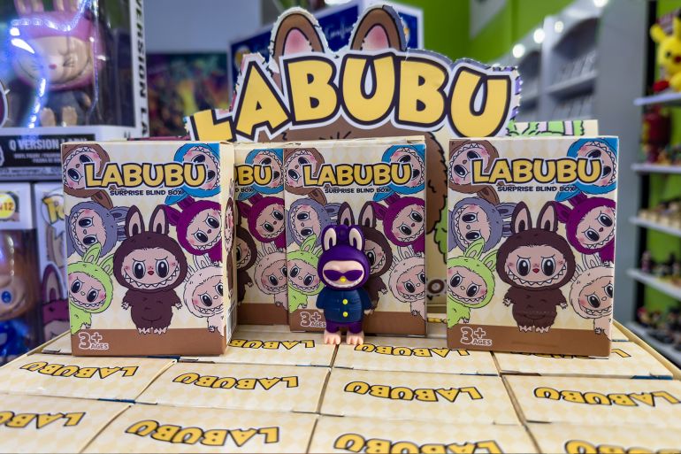 6yyth-1747322139 Guayaquil, Ecuador - April 17, 2025: Labubu vinyl figure displayed with surprise blind boxes in a store in Guayaquil, Ecuador. Product from The Monsters series by Pop Mart in editorial context.