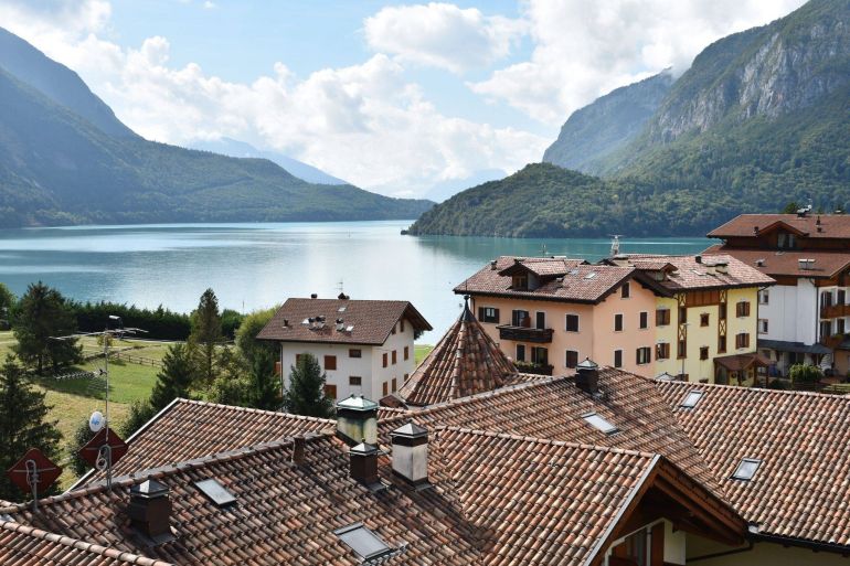 مدينة ترينتو الواقعة بين قمم جبال الألب الشاهقة في شمال إيطاليا تضم أكثر من 300 بحيرة تتمتع بمياه فيروزية رقراقة. (النشر مجاني لعملاء وكالة الأنباء الألمانية “dpa”. لا يجوز استخدام الصورة إلا مع النص المذكور وبشرط الإشارة إلى مصدرها.) عدسة: dpa صور: dpa