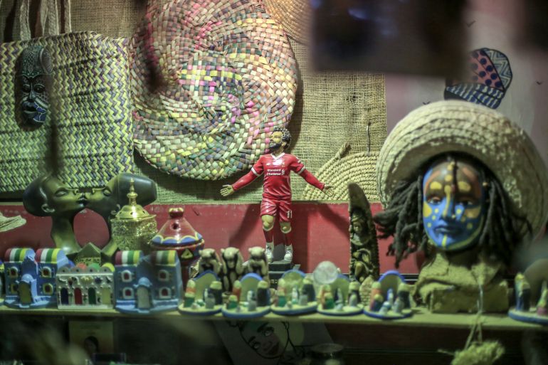 إلى ضفاف النيل بمحافظة أسوان جنوبي مصر، يشد سياح أجانب من مختلف الجنسيات رحالهم لقرية "غرب سهيل" التي شقت طريقها للعالمية بفضل عادات أهلها وتقاليدهم النوبية الشهيرة، وحفاظهم على تاريخ مصر الذين يستعرضون تفاصيله بالألوان على جدران منازلهم وفي شوارعهم. المراكب الشراعية تعد وسيلة المواصلات الأبرز في تلك القرية، حيث تجوّلت "الأناضول" لترسم لوحة مفصلة للقرية التي يزيد عمرها عن 100 عام، ولتستعرض جمالها وتاريخها الذي يبهر زوارها المحليين والأجانب. ( Mohamed Elshahed - وكالة الأناضول )