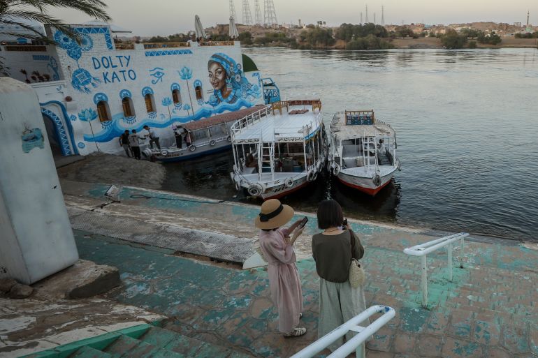 إلى ضفاف النيل بمحافظة أسوان جنوبي مصر، يشد سياح أجانب من مختلف الجنسيات رحالهم لقرية "غرب سهيل" التي شقت طريقها للعالمية بفضل عادات أهلها وتقاليدهم النوبية الشهيرة، وحفاظهم على تاريخ مصر الذين يستعرضون تفاصيله بالألوان على جدران منازلهم وفي شوارعهم. المراكب الشراعية تعد وسيلة المواصلات الأبرز في تلك القرية، حيث تجوّلت "الأناضول" لترسم لوحة مفصلة للقرية التي يزيد عمرها عن 100 عام، ولتستعرض جمالها وتاريخها الذي يبهر زوارها المحليين والأجانب. ( Mohamed Elshahed - وكالة الأناضول )