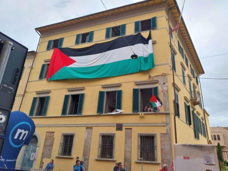 أطلقت عدة بلديات إيطالية اليوم السبت حملة للتضامن مع قطاع غزة وللتنديد بالمجازر الإسرائيلية التي خلّفت أكثر من 176 ألف فلسطيني بين شهيد وجريح معظمهم أطفال ونساء.- الصحافة الايطالية