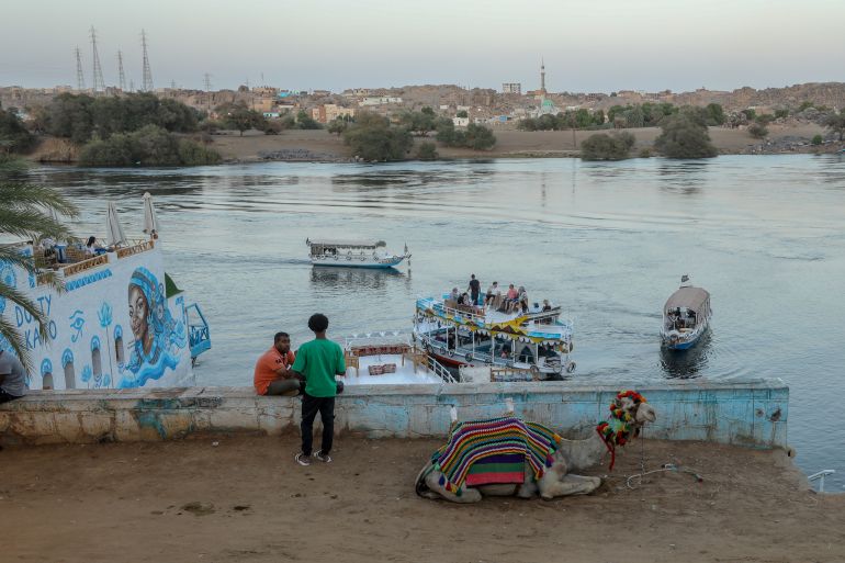 إلى ضفاف النيل بمحافظة أسوان جنوبي مصر، يشد سياح أجانب من مختلف الجنسيات رحالهم لقرية "غرب سهيل" التي شقت طريقها للعالمية بفضل عادات أهلها وتقاليدهم النوبية الشهيرة، وحفاظهم على تاريخ مصر الذين يستعرضون تفاصيله بالألوان على جدران منازلهم وفي شوارعهم. المراكب الشراعية تعد وسيلة المواصلات الأبرز في تلك القرية، حيث تجوّلت "الأناضول" لترسم لوحة مفصلة للقرية التي يزيد عمرها عن 100 عام، ولتستعرض جمالها وتاريخها الذي يبهر زوارها المحليين والأجانب. ( Mohamed Elshahed - وكالة الأناضول )