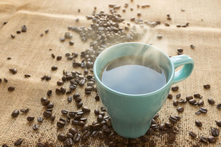 coffee-1117933_1920-1739259427 فنجان القهوة فلا يسخن من تلقاء نفسه عندما يُترك على الطاولة، بل يتأثر بالقانون الثاني للديناميكا الحرارية (بيكسابي)
