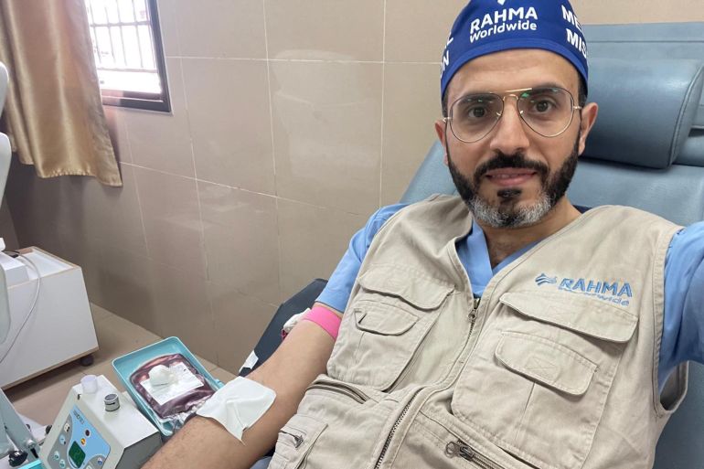 d8b5d988d8b1-d8afd983d8aad988d8b1-1746564469 الدكتور محمد المناصير، استشاري جراحة الكلى والمسالك البولية. أمضى أسبوعين في غزة ضمن وفد لمؤسسة رحمة حول العالم، وكان عمله في مجمع ناصر الطبي