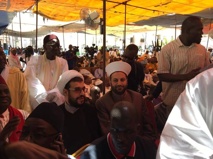 ممثل دار الفتوى اللبنانية في السنغال/غرب أفريقيا الشيخ الدكتور محمد العوض بمشاركة السفير اللبناني ووجهاء الجالية ورؤسائها الروحيين يقدمون التعازي إلى أسرة الحاج مالك سي بوفاة الخليفة العام للطريقة التيجانية في السنغال،