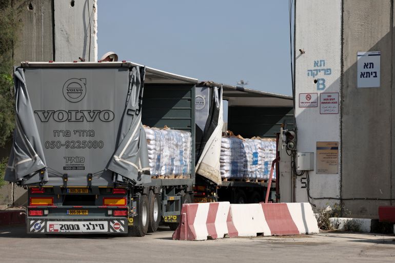 epa12124592 Trucks carrying aid wait to enter the Gaza Strip at the Kerem Shalom crossing, in southern Israel, 22 May 2025. According to the UN half a million people, or one in five people in the Strip are facing starvation while the entire population of the Gaza Strip continues to face a critical risk of famine following 19 months of conflict, mass displacement and severe restrictions on humanitarian aid. EPA-EFE/ATEF SAFADI