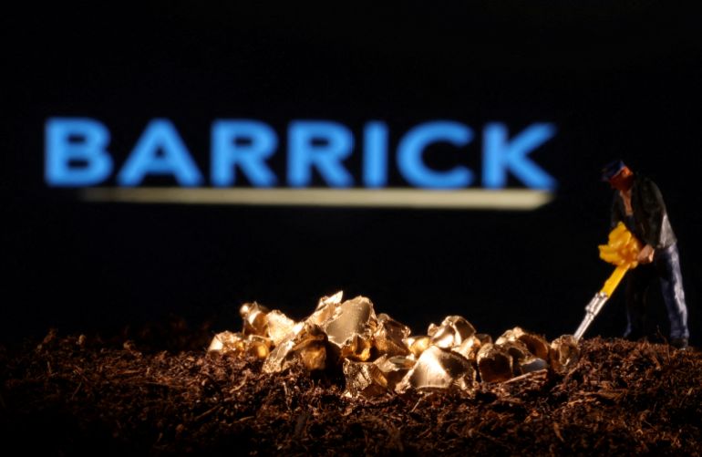 fdf-1727523011 FILE PHOTO: A small toy figure and gold imitation are seen in front of the Barrick logo in this illustration taken November 19, 2021. REUTERS/Dado Ruvic/Illustration//File Photo