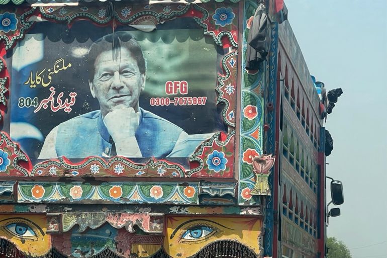 image-1-1747948733 صورة عمران خان زعيم حكة الإنصاف الباكستانية على شاحنة في احد الشوارع الرئيسية في إسلام آباد (تصوير شاهر الاحمد / الجزيرة نت)