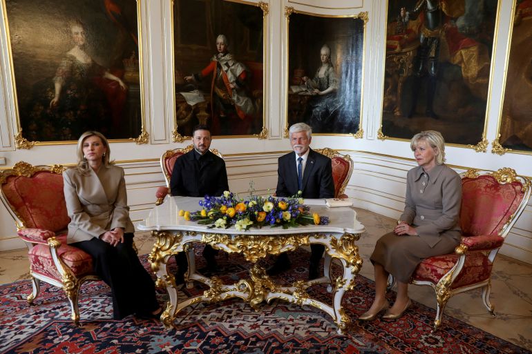 reuters_68176f11-1746366225 Czech President Petr Pavel and his wife Eva Pavlova meet with Ukraine's President Volodymyr Zelenskiy and his wife Olena Zelenska at the Prague Castle in Prague, Czech Republic, May 4, 2025. REUTERS/Eva Korinkova TPX IMAGES OF THE DAY