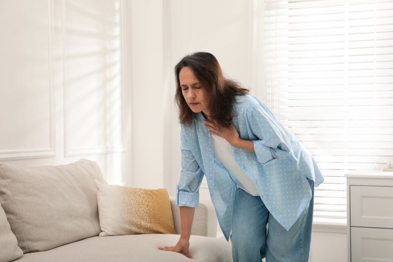 shutterstock_2058651725 لماذا نشعر بضيق الصدر عند الحزن أو الخوف؟