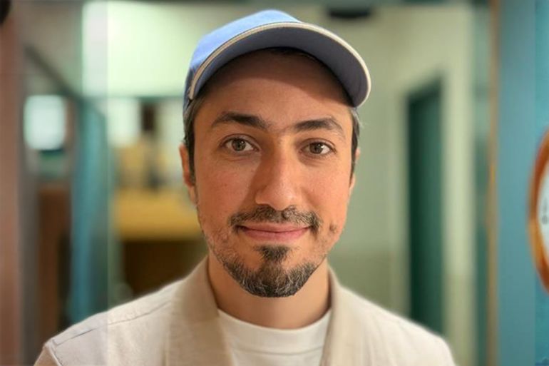 الدكتور أنس حجاوي، أخصائي جراحة العظام والمفاصل، طبيب زار غزة ضمن مهمة مع مؤسسة رحم حول العالم، وعمل في قسم جراحة المسالك في مجمع ناصر الطبي، في ابريل 2025