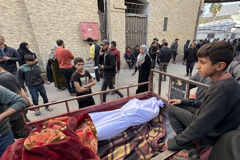 aa-shhyd-1742295551 أفادت وزارة الصحة بغزة، الثلاثاء، بوصول 326 قتيلا فلسطينيا لمستشفيات القطاع، هم أحدث ضحايا في سلسلة المجازر التي ترتكبها إسرائيل خلال حرب الإبادة على القطاع. وقالت في بيان: "وصل مستشفيات قطاع غزة 326 شهيدا حتى اللحظة (08:00 ت.غ)، نتيجة الاستهدافات والمجازر المتعددة التي ارتكبها الاحتلال منذ ساعات فجر اليوم على قطاع غزة". ( Khames Alrefi - وكالة الأناضول )