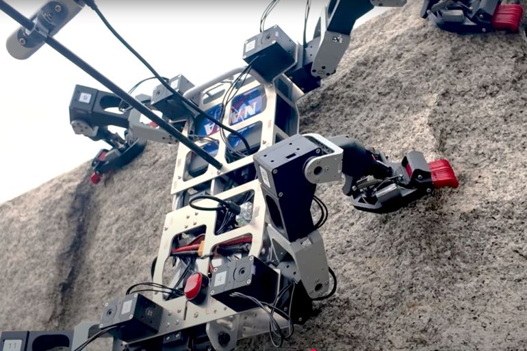 Climbing Robot (with Claws!) المصدر: IEEE Spectrum