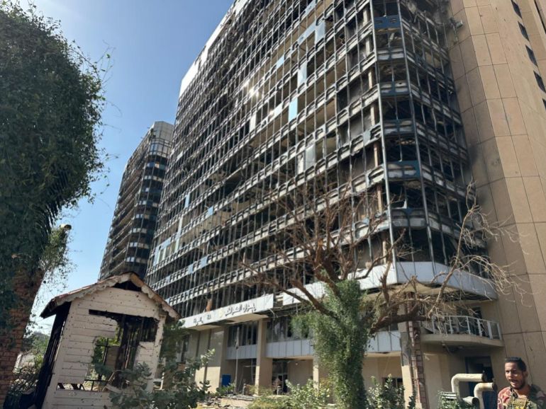 وسط العاصمة السودانية ...حراك فاتر و تفاؤل حذر آثار الدمار وسط الخرطوم جراء الحرب